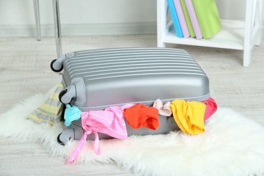 Mat giysileri ile bavul