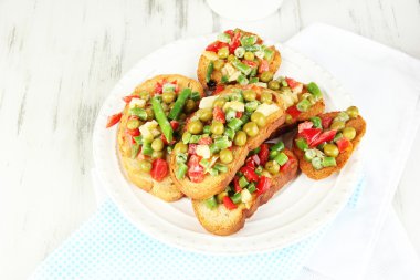 sandviç sebze ve plaka üzerinde ahşap masa yakın çekim yeşil