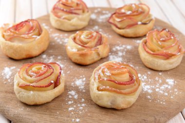 elma şeklinde Güllü leziz puf böreği