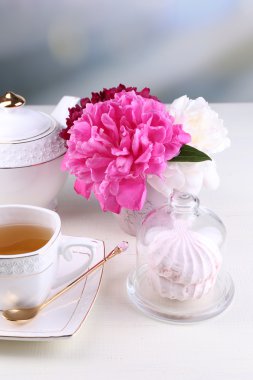 Peonies vazo, çay Kupası ve hatmi