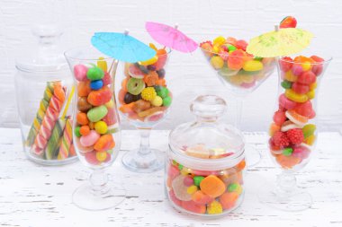 bardaklarda renkli meyve şekeri