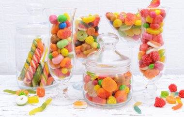 bardaklarda renkli meyve şekeri