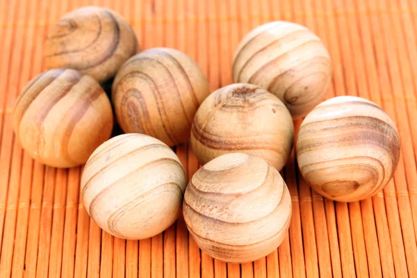 Деревянные шарики на бамбуковом коврике — стоковое фото