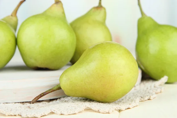 Pears on wooden cutting board — Stock Photo, Image