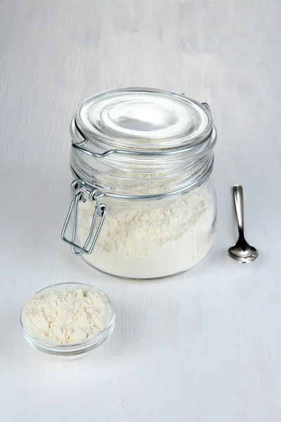 Starch in bowl and bank on wooden table close-up — Stock Photo, Image