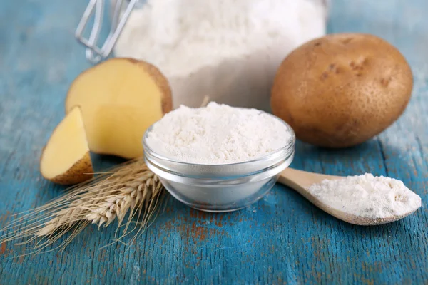 Starch in bowl on wooden table close-up — Stock Photo, Image