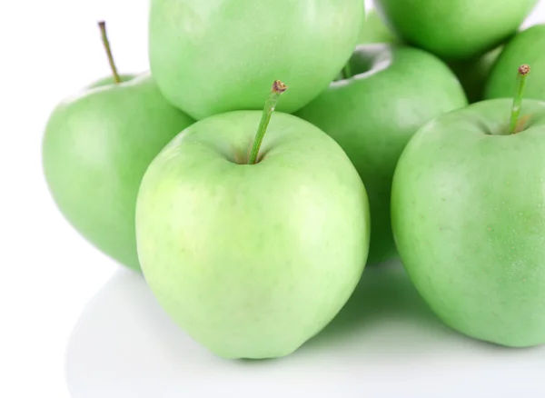 Сочные яблоки изолированы на белом — стоковое фото