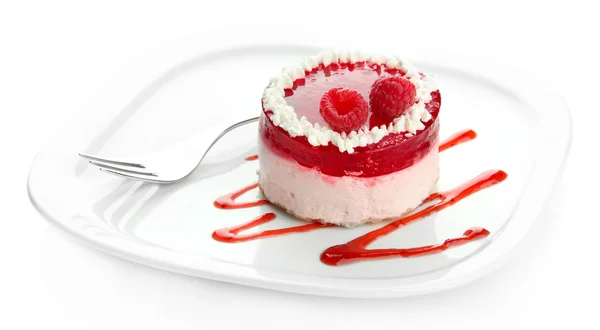 Вкусный ягодный торт изолирован на белом — стоковое фото