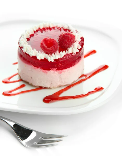 Kue berry lezat terisolasi di atas putih — Stok Foto