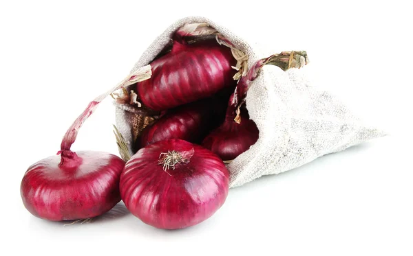 Cebollas rojas frescas aisladas sobre blanco — Foto de Stock