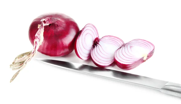 Cipolle rosse fresche e coltello isolato su bianco — Foto Stock
