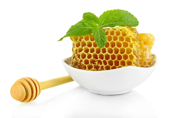 Doces favos de mel em tigela isolada em branco — Fotografia de Stock