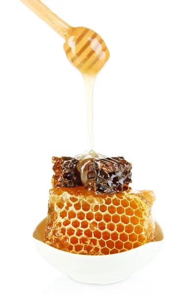 白で隔離されるハニカム構造に滴る蜂蜜 — ストック写真