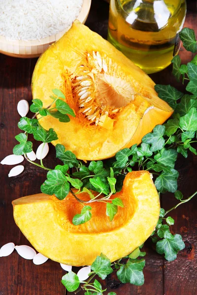 Cut pumpkin on wooden table close-up — Stock Photo, Image
