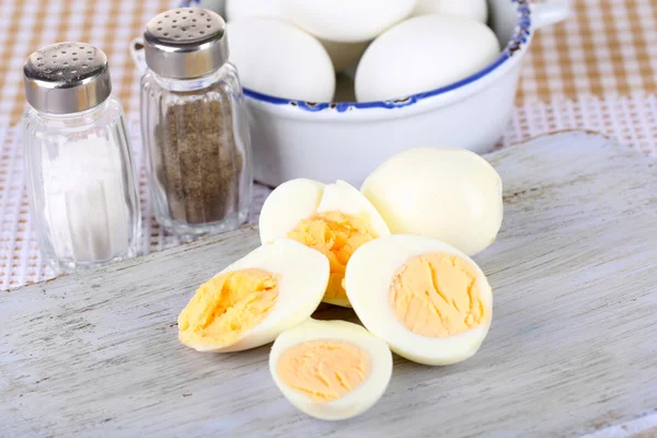 Boiled eggs on wooden board — Stock Photo, Image