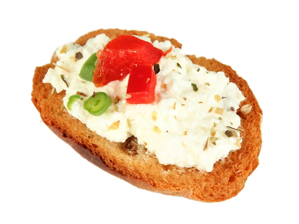 Sandwich con requesón y verduras aisladas en blanco — Foto de Stock