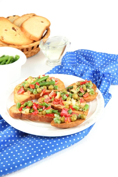 Sandwiches con verduras y verduras en plato sobre mesa de madera de cerca — Foto de Stock