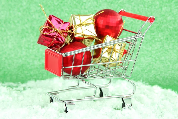 Regalos de Navidad en carrito de compras — Foto de Stock