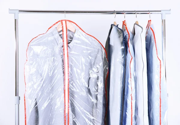 Office mannelijke kleding in gevallen voor het opslaan van op hangers — Stockfoto