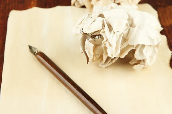 Pelota de papel arrugado con pluma de tinta —  Fotos de Stock