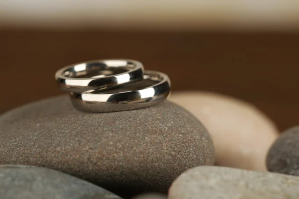 Wedding rings on rocks — Stock Photo, Image