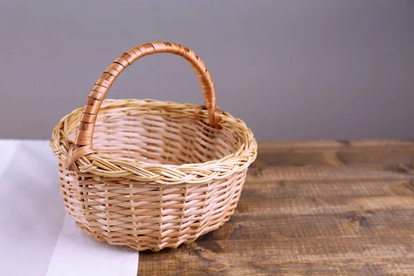 Cesta de mimbre vacía sobre mesa de madera — Foto de Stock