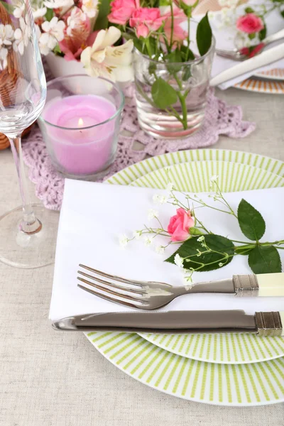 Cenário de mesa com flores de primavera — Fotografia de Stock