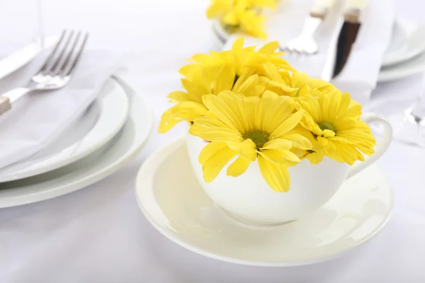 Tischdekoration mit Frühlingsblumen — Stockfoto