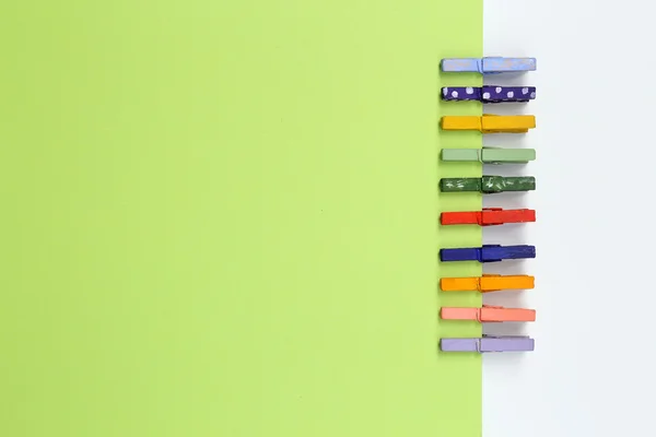 Fondo con pines de madera de colores y papel —  Fotos de Stock