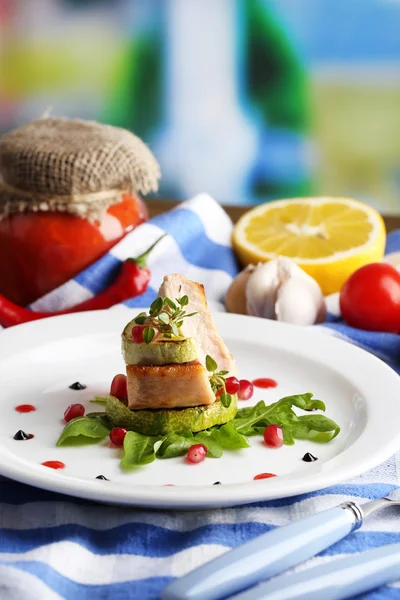 Grilled steak, grilled vegetables and arugula on table, on bright background — Stock Photo, Image