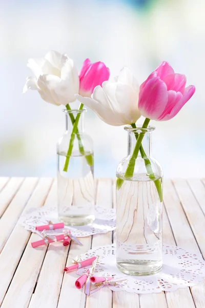 Bei tulipani in secchio in vaso sul tavolo — Foto Stock