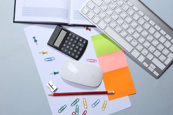 Office tabel met briefpapier accessoires, toetsenbord en papier — Stockfoto
