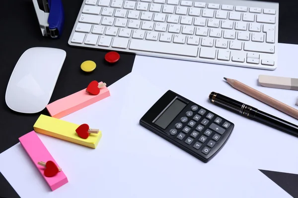 Bürotisch mit Schreibwarenzubehör, Tastatur und Papier — Stockfoto