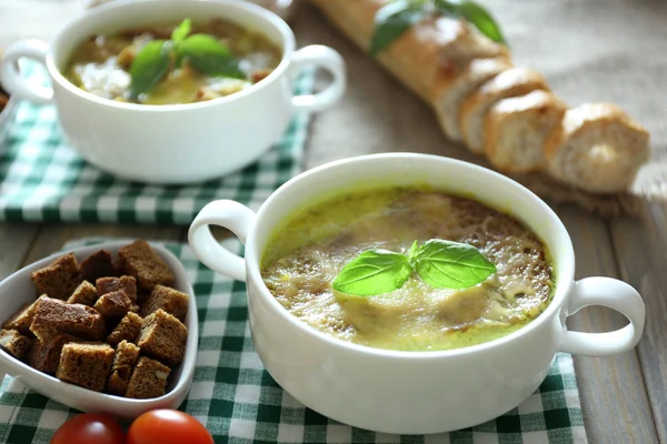 Leckere Suppe in Töpfen — Stockfoto