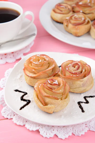 Pâtisserie feuilletée savoureuse aux roses en forme de pomme — Photo