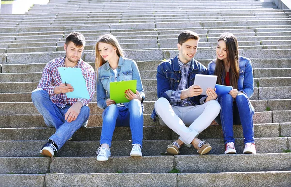 Studenti seduti sulle scale nel parco — Foto Stock