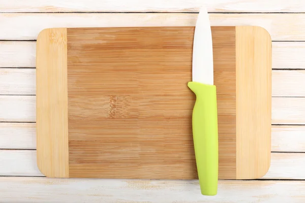 Couteau de cuisine et planche à découper — Photo