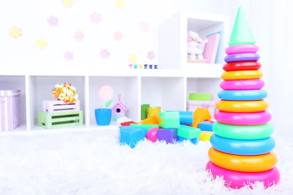 在儿童房色彩鲜艳的塑料玩具 — 图库照片