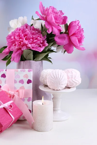 Peonies in vase, tea in cup and marshmallow — Stock Photo, Image