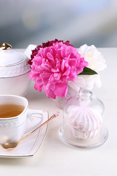 Peonías en jarrón, té en taza y malvavisco — Foto de Stock