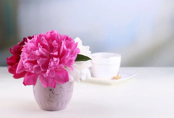Peonies in vase, tea in cup and marshmallow — Stock Photo, Image