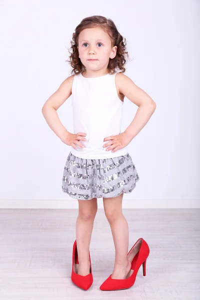 Όμορφο Μικρό Κορίτσι Μεγάλα Παπούτσια Φόντο Τοίχο — Φωτογραφία Αρχείου