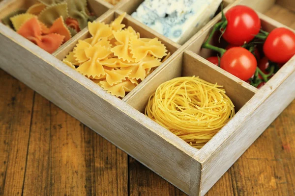 Produtos italianos em caixa de madeira — Fotografia de Stock