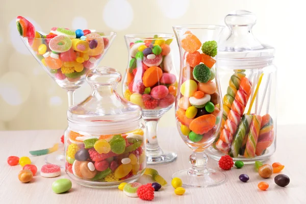 Bonbons aux fruits colorés dans des verres — Photo