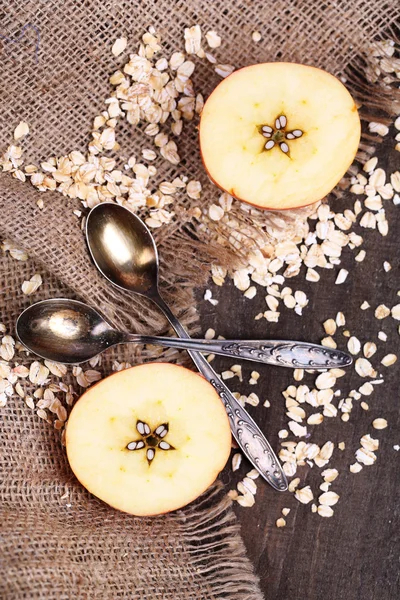 Mela con farina d'avena e cucchiai vintage — Foto Stock