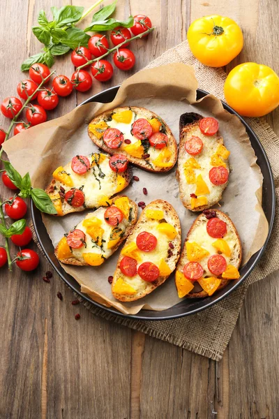 Leckere Bruschetta mit Tomaten — Stockfoto