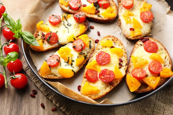 Sabrosa bruschetta con tomates — Foto de Stock