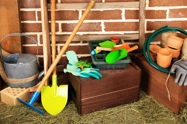 Herramientas de jardinero sobre fondo de ladrillos — Foto de Stock