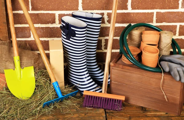 Instrumenten van tuinman op bakstenen achtergrond — Stockfoto