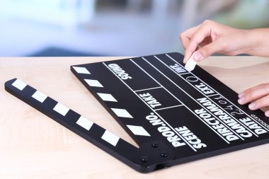 ellerinde siyah sinema clapper kurulu